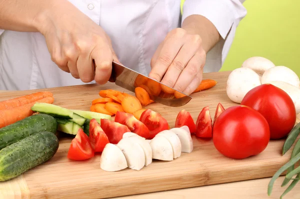 Cortando ingredientes alimentares — Fotografia de Stock