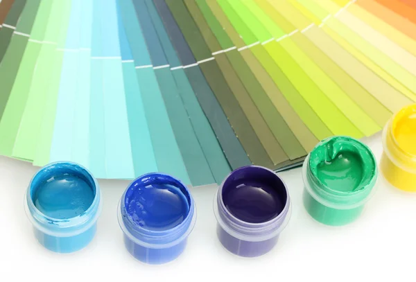 Frascos coloridos com guache em um fundo de paleta close-up — Fotografia de Stock