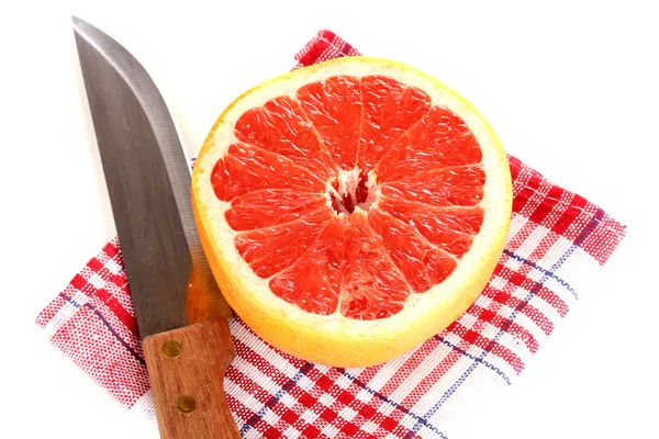 Спелый грейпфрут на салфетке, изолированный на белом — стоковое фото