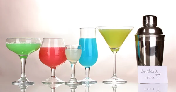 Leckere Cocktails isoliert auf weiß — Stockfoto