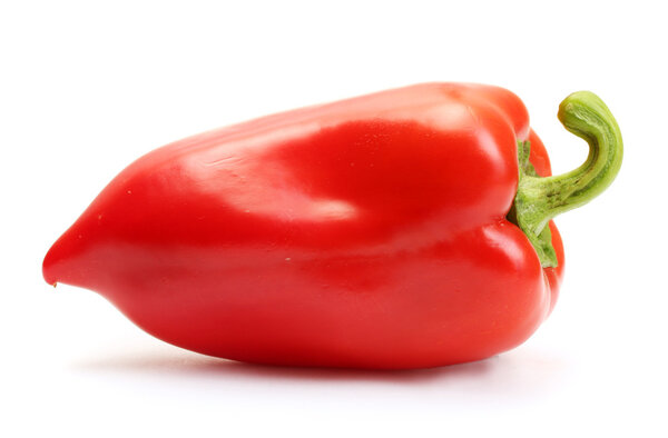 Свежий красный паприка изолированы на белом
