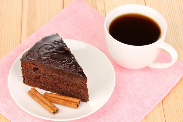 Pastel sacher de chocolate en mesa de madera — Foto de Stock