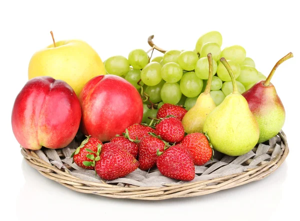 Rijpe zoete vruchten en bessen op rieten mat geïsoleerd op wit — Stockfoto