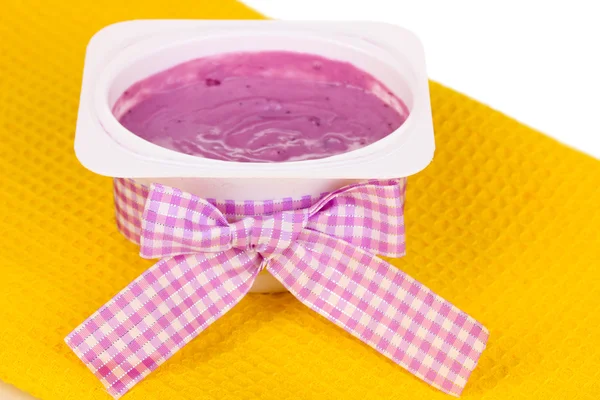 Yogurt with blueberries isolated on white — Stock Photo, Image
