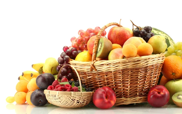 Ποικιλία από εξωτικά φρούτα και τα μούρα στα καλάθια που απομονώνονται σε λευκό — Φωτογραφία Αρχείου