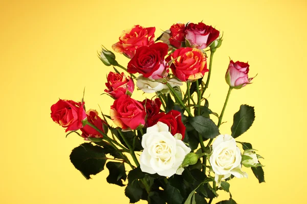 Ramo de hermosas rosas sobre fondo amarillo de cerca —  Fotos de Stock