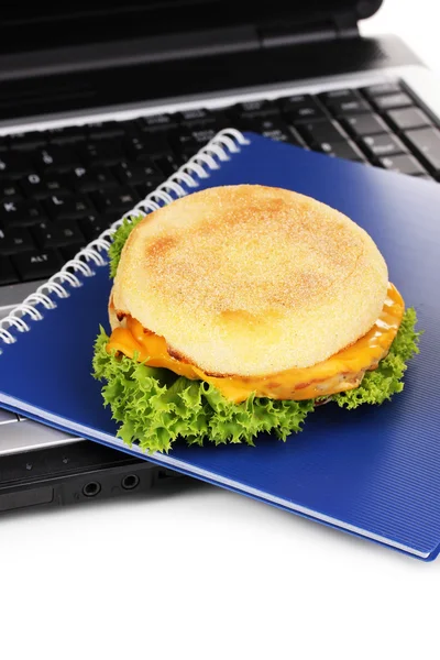Iş yerinde laptop yanında, yemek — Stok fotoğraf