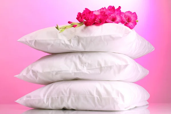Almohadas y flores, sobre fondo rosa — Foto de Stock