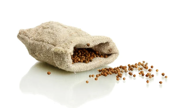 Koriander zaden in zak geïsoleerd op wit — Stockfoto