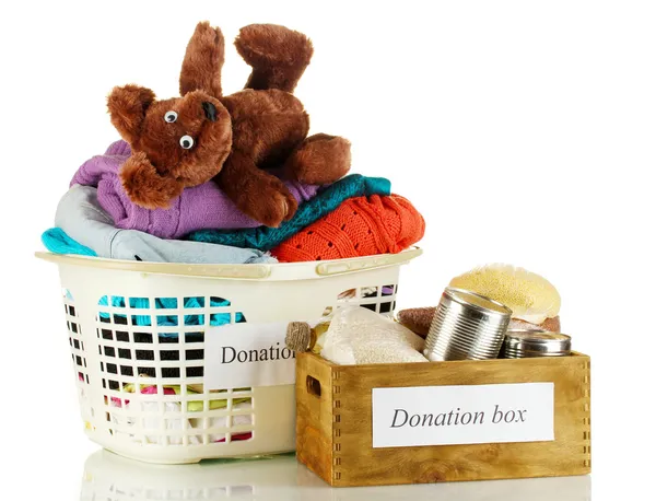 Cajas de donación con ropa y alimentos aislados en blanco —  Fotos de Stock