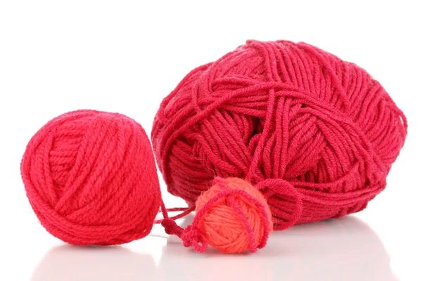 빨간 knittings 원사에 격리 된 화이트 — 스톡 사진
