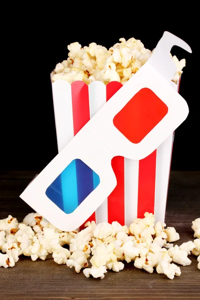 Verres pop-corn et cinéma sur table en bois sur fond gris — Photo