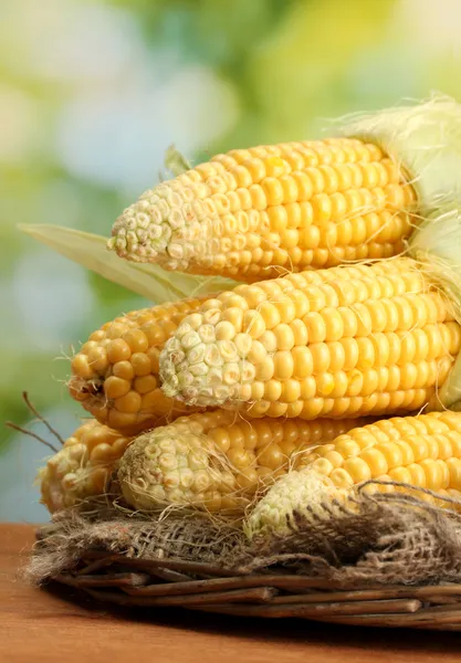 Färsk majs, på träbord, på grön bakgrund — Stockfoto