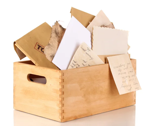 Caja de madera con papeles y letras aisladas en blanco —  Fotos de Stock