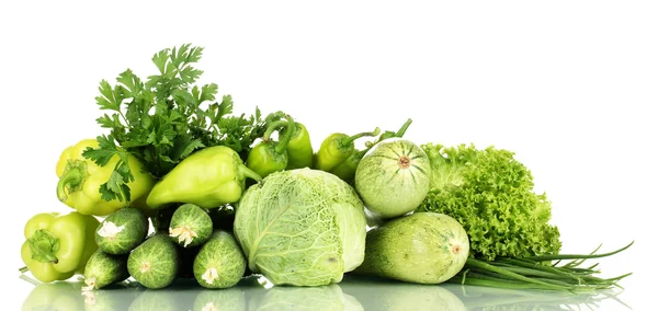 Свежие зеленые овощи, изолированные на белый — стоковое фото