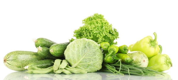 Свіжі зелені овочі ізольовані на білому — стокове фото