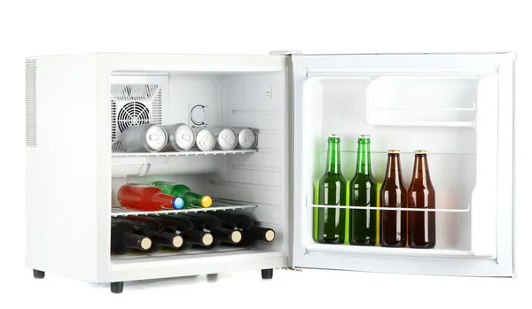 Mini frigo plein de bouteilles de boissons alcoolisées isolées sur blanc — Photo