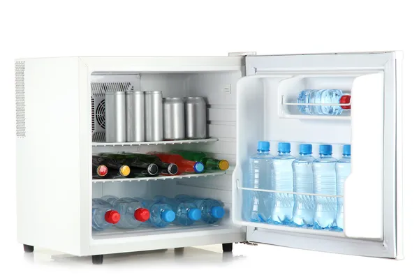 Mini-frigorífico cheio de garrafas e frascos com várias bebidas isoladas em branco — Fotografia de Stock