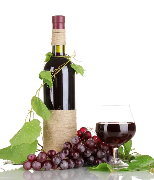 Garrafa de vinho com folhas de uva isoladas em branco — Fotografia de Stock