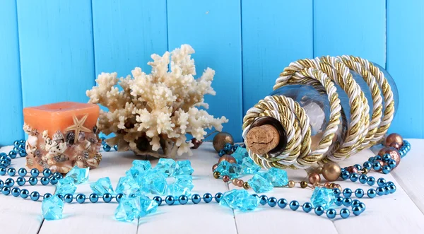Decoração de conchas na mesa de madeira em fundo de madeira azul — Fotografia de Stock