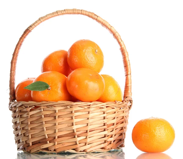 Mandarinas con hojas en una hermosa cesta aislada en blanco —  Fotos de Stock