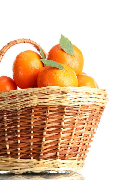 Tangerinas com folhas em uma bela cesta isolada em branco — Fotografia de Stock