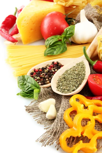 Espaguetis de pasta, verduras y especias, aislados sobre blanco — Foto de Stock