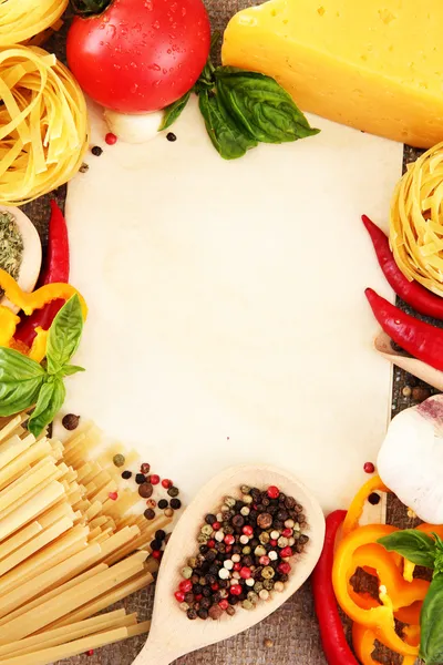 Papel de receitas, espaguete com verduras e temperos, em sacking backgro — Fotografia de Stock