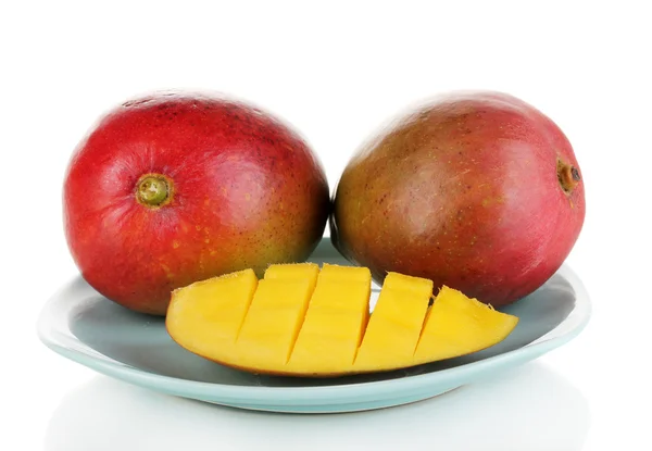 Reife appetitliche Mango auf blauem Teller isoliert auf weißem — Stockfoto