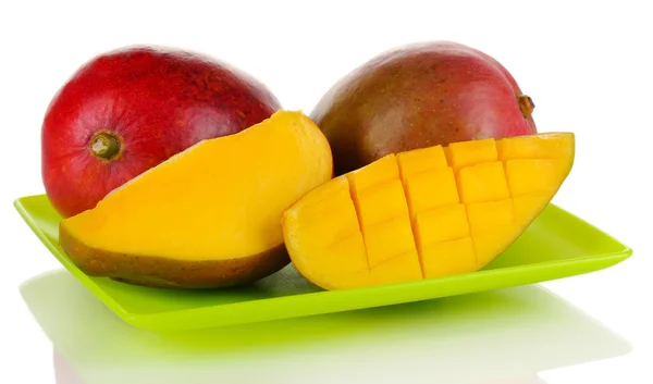 Mango maturo appetitoso su piatto verde isolato su bianco — Foto Stock