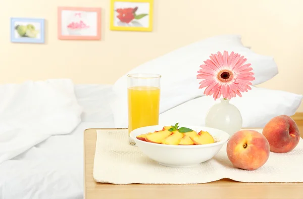 Petit déjeuner léger sur la table de chevet à côté du lit — Photo