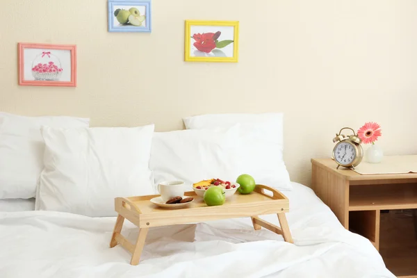 침대에 가벼운 아침 식사를 한 나무 쟁반 — 스톡 사진