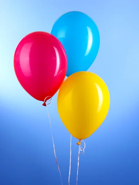 Drie kleurrijke ballonnen op blauwe achtergrond — Stockfoto