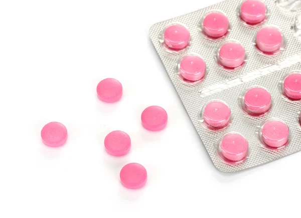 Tabletki pakowane w blistry, na białym tle — Zdjęcie stockowe
