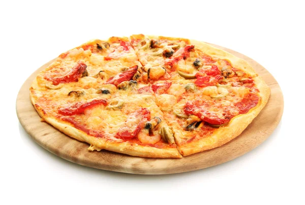 Smakelijke pizza op de snijplank geïsoleerd op wit — Stockfoto