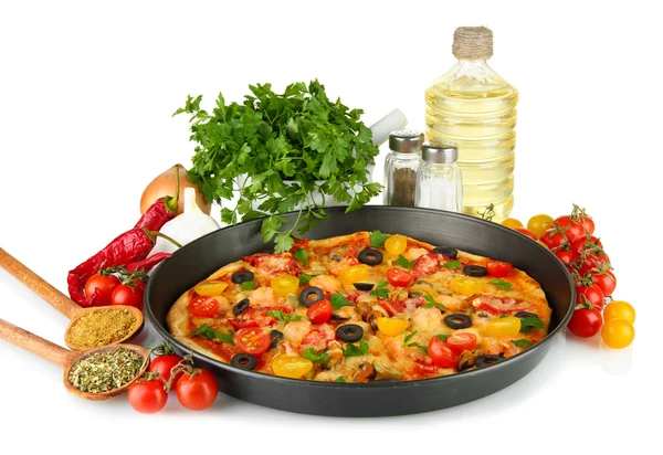 Composición colorida de deliciosa pizza, verduras y especias en bac blanco —  Fotos de Stock