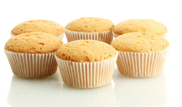 Bolos de muffin saborosos, isolados em branco — Fotografia de Stock