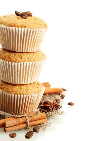 Välsmakande muffin kakor på säckväv, kryddor och kaffe frön, isolerad på vit — Stockfoto