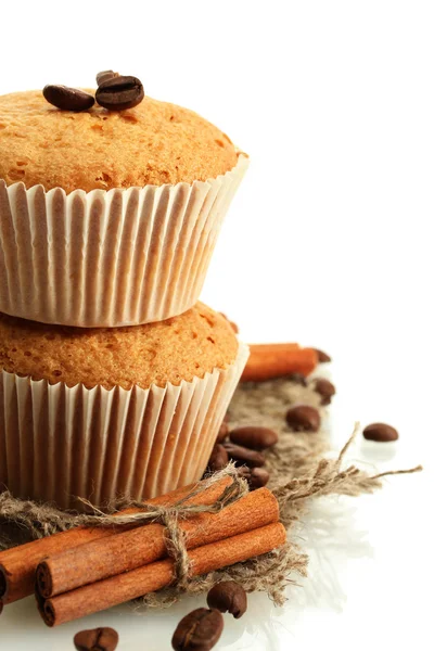 Gustose torte di muffin su iuta, spezie e semi di caffè, isolate su bianco — Foto Stock