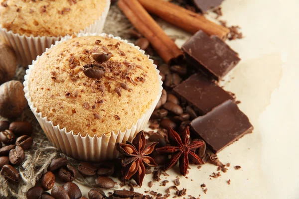 Leckere Muffinkuchen mit Schokolade, Gewürzen und Kaffeesamen — Stockfoto