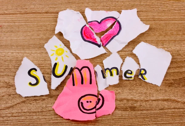 Torn paper with words Summer close-up on wooden table — Stock Photo, Image