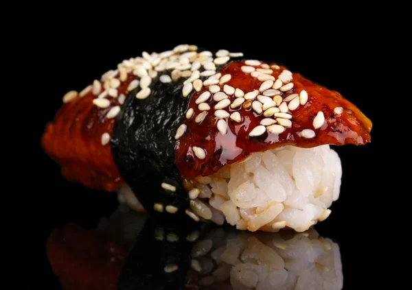 Delizioso sushi isolato su nero — Foto Stock