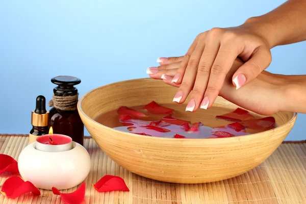 Tratamientos de spa para manos femeninas, sobre fondo azul — Foto de Stock