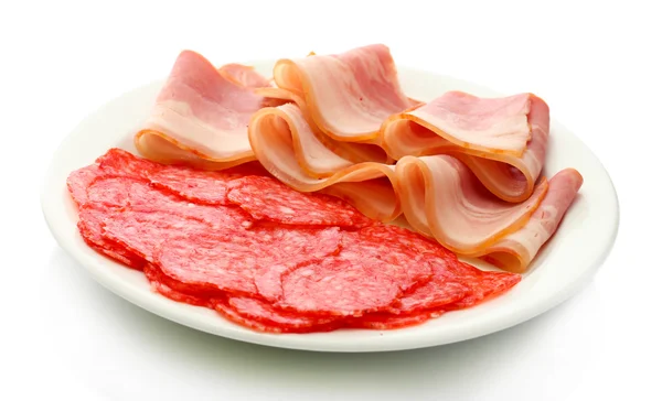 Bacon saboroso e salsicha na placa, isolado em branco — Fotografia de Stock