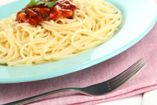 Espaguete italiano em placa na mesa de madeira — Fotografia de Stock