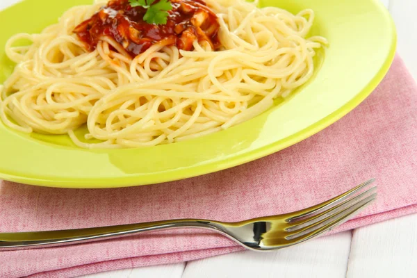 Espaguete italiano em placa na mesa de madeira — Fotografia de Stock