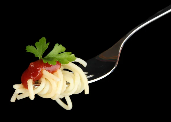 Heerlijke spaghetti op vork close-up op zwarte achtergrond — Stockfoto