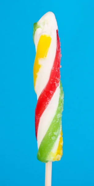 Colorido zumo de fruta hielo sobre fondo azul — Foto de Stock