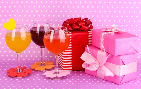 Cocktail colorati con decorazioni luminose per bicchieri su sfondo viola con — Foto Stock