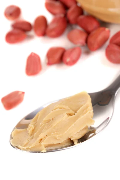 Deliciosa manteiga de amendoim na colher isolada em close-up branco — Fotografia de Stock